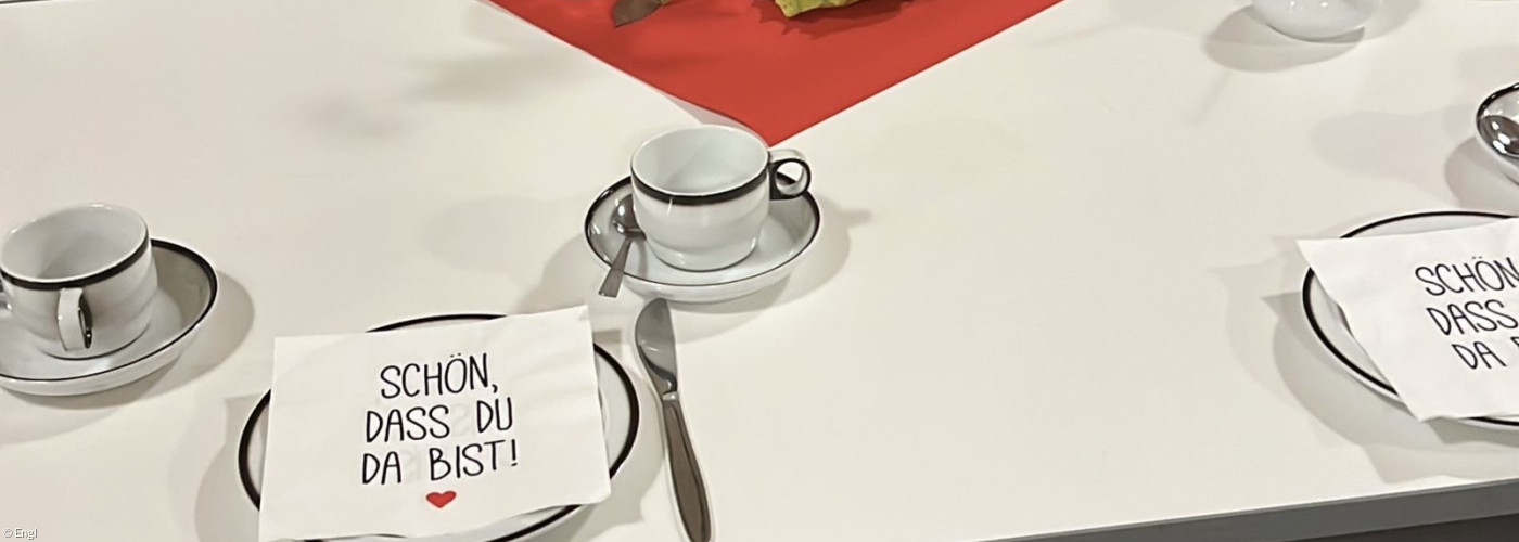 Frauenfruehstueck-gedeckter Tisch-schoen-dass-du-da-bist