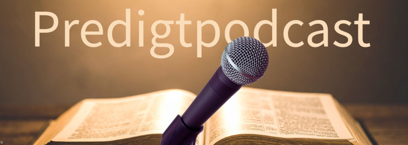 Mikrofon mit Bibel im Hintergrund