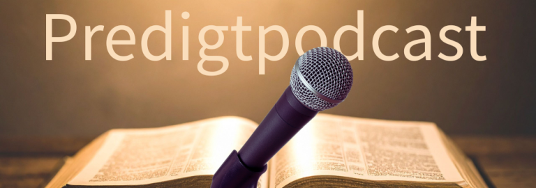 Mikrofon mit Bibel im Hintergrund