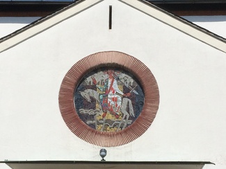 Christus als Weltenrichter über dem Portal der Lutherkirche